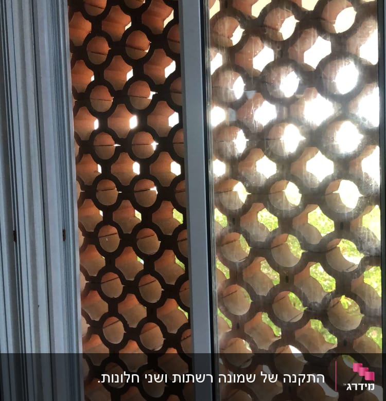 מסגרת אלומיניום של חלון עם זכוכית